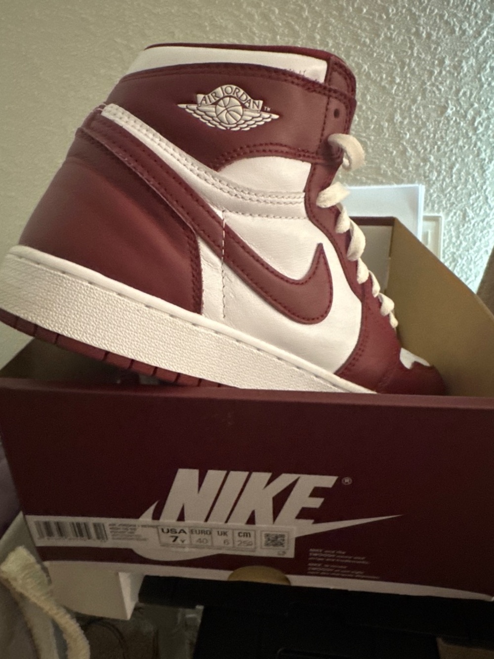 Like New- white & wine red color Jordans (size 7 men/8 1/2 women)